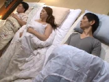 河の字で寝ている家族→子供がいなくなった途端にウェディングドレスに着替えさせてコスプレ交尾