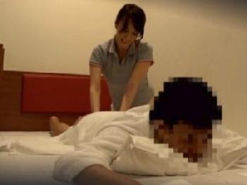 出張マッサージのお姉さんを口説き挿入した一部始終を無許可で動画撮影そして流出!!