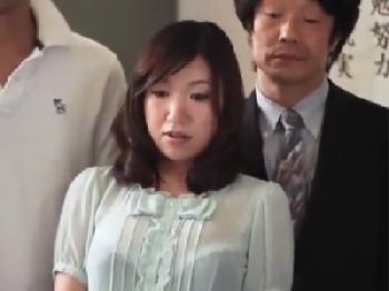 嫁と来た息子の授業参観で他のとても綺麗な女性保護者にムラっときて痴漢に性的暴行する卑劣な男