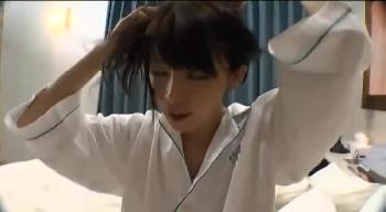 スレンダーなセレブ人妻と一緒にお風呂に入ってヌイてもらう