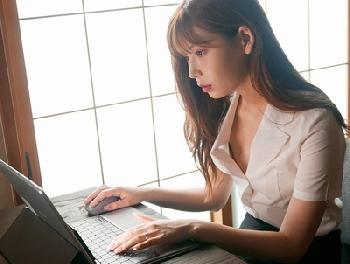 こんなご時世だから導入されたテレワークで凄く綺麗な人妻を寝取って禁断の肉体関係に!!