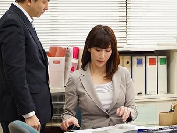 仕事もできてとても綺麗な女部長と…勤務中に非常階段で性行為する!!