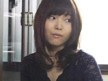 夫との夜の営みに満足していない美肌の妻が義父の肉棒の虜になってバレないように家庭内浮気W