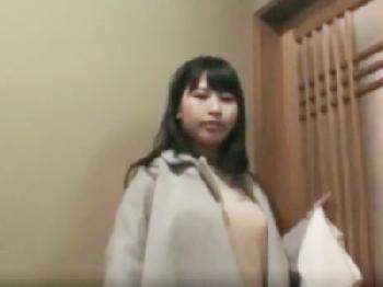 混浴で一緒になったムチッとした官能的な肉体の娘の高速手コキであえなく射精