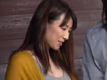 バーベキューパーティでムラっと興奮してきたので手軽な熟女人妻を呼び出して便所で性的欲望を開放