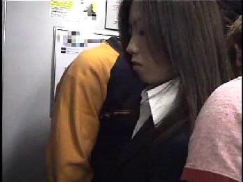 新人女性会社員が通勤バスで痴漢から逃げるも公園で性的暴行を受けて号泣