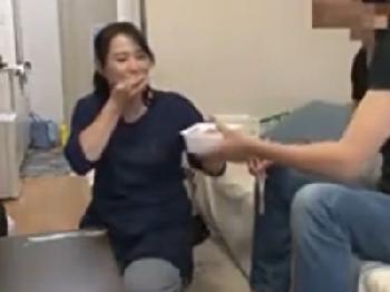 家政婦として雇った熟女の股間の穴に避妊具なしで挿入