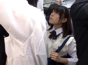 吊革にギリ手が届くくらいの女子校生が痴漢の餌食に!!手マンでパンツをびっしょり濡らしてされるがまま受け入れ…