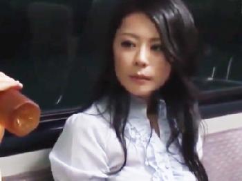 とても綺麗な生保レディが巨乳と女陰へ直射精で色仕掛けして肉欲枕営業W