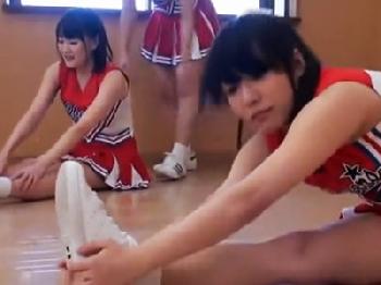 女子校生チアガールに女装して紛れた男がバレてハーレム乱交