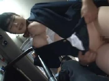 痴漢に目をつけられてしまった巨乳女子校生