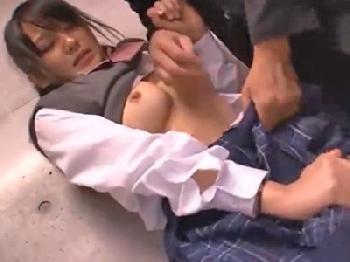 プリティ女子校生だけを狙って痴漢キメる卑劣な男