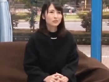 マッサージ師の避妊具未装着で膣内射精に呆然とするお嬢様