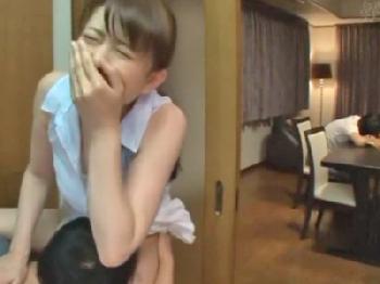 夫が近くにいるのに息子に迫られ膣射交尾する妻