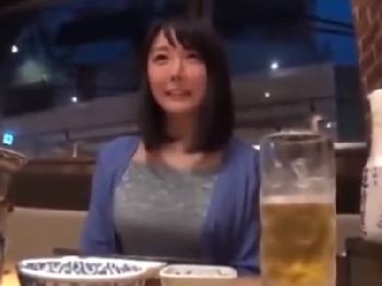 浮気希望の巨乳素人人妻を自宅に招いてハメ撮り