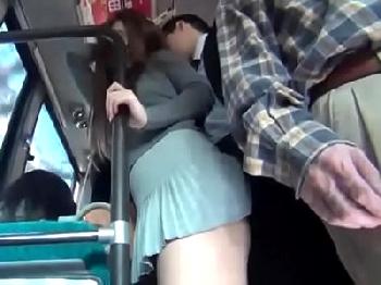 卑猥にケツを出している方が悪い!!ミニスカート女子たちをバス車内で反抗できない激しい性的暴行