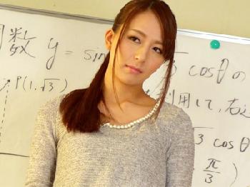 美脚で色気誘惑!!刺激的な講義で生徒のヤル気をアップさせるタイトスカート塾講師