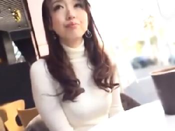 上品そうな美貌の人妻が軟派男にオメコ内で直接発射されてえげつなくあえいでくれる