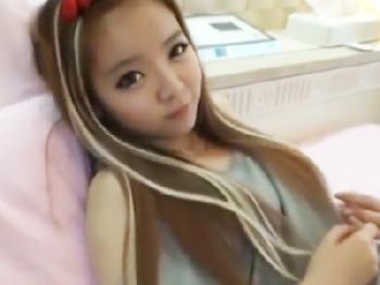 貧乳女子校生の陰毛がないワレメに無断中出し発射