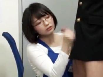 万引きした学生を事務所に拘束して性的逆暴行するメガネ痴女