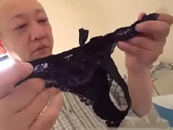 自分の使用済みパンティを頭にかぶってオナニーしてた義理の父親と肉親交尾