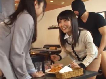 ランチ中に不意に犯されるも構わず食事を続ける女性会社員のおまんこの中へ挿入したまま発射してヤリ逃げW