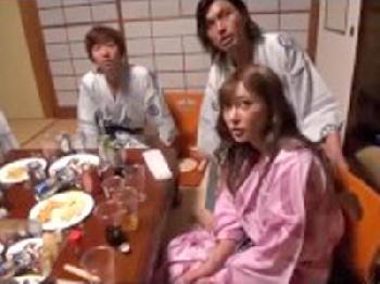 色白痴女が慰安旅行で酔っ払って同僚とベロチュー乱交