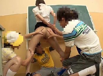 学校のアイドル先生を好き放題イタズラするエロガキたちW