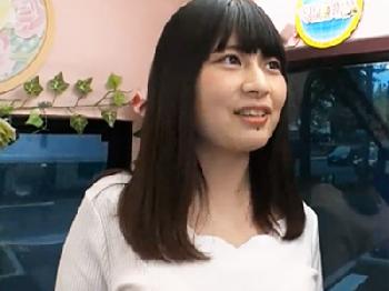 清楚で巨乳の高学歴女子大生がギャラの誘惑に負けて素股→性的興奮してゴム無し交尾