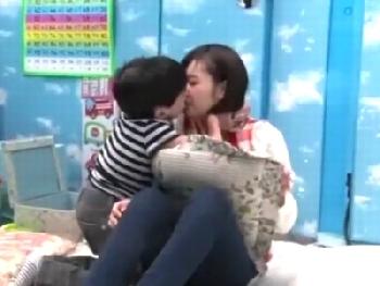 アウトー!!シ〇タと見せかけて中身エロオヤジのペニスにお姉さんたちが襲われて…