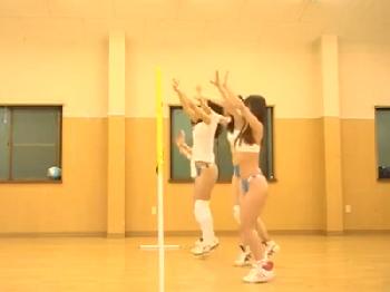 巨乳バレーボール部員たちが身体を鍛える体育館セックス