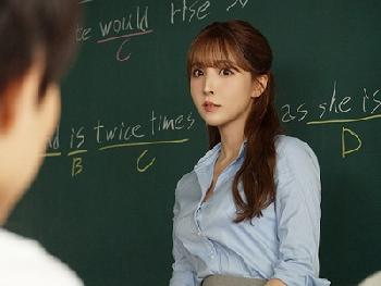 生徒との純愛に堕ちた学校一のマドンナ教師