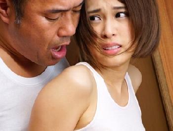 娘の友人が乳首透けてて耐えきれなくなったクズ親父!!