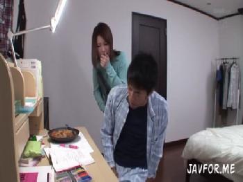 オヤジが再婚した母が若くてエロくて辛抱出来ずにコンドーム未装着で挿入