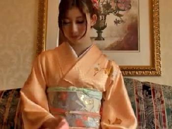 着物が着崩れても気にしない和服とても綺麗なフェラチオ