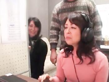 AVのモザイクチェックの職場で熟女たちがムラっと興奮してしまってカオスW