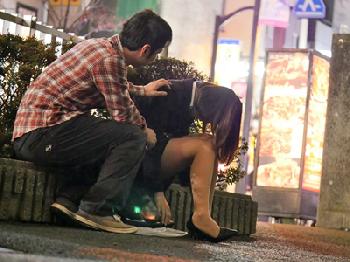 酔いつぶれた女性会社員を介抱するフリで人気のない場所に連れ込み痴漢