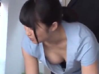 ゴミ出し中に谷間チラしてくる人妻へ婦女暴行するのは男の義務!!