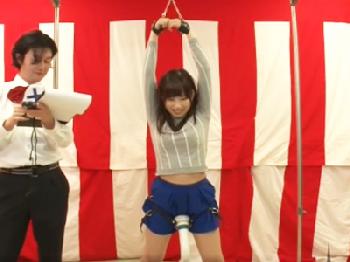 電動マッサージ器固定クイズに失敗したキュートなお姉さんの既にぐしょ濡れの女性器に罰ゲーム挿入!!