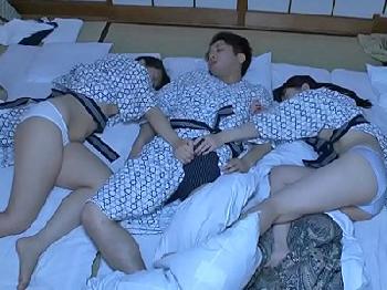 とんでもない寝相の妹たちと家族旅行で近親3P