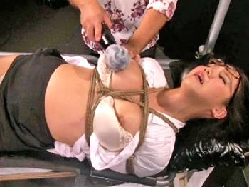 フラれた男に徹底的に責め立てられる女科学者