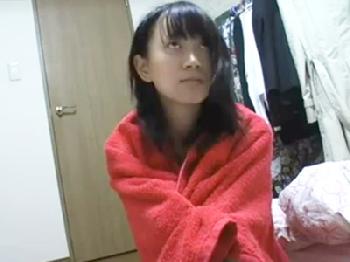 童顔美少女を自宅に連れ込み性行為