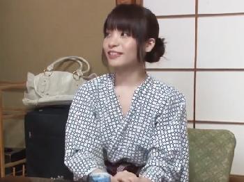 若くてとても綺麗な義母と親睦を深める混浴→フル勃起してしまいコンドーム未装着の膣射性交に!!