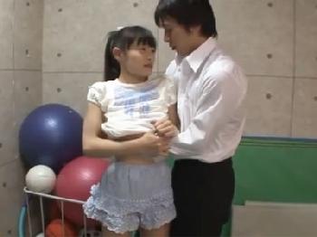 低身長のベビーフェイス美少女が先輩ペニスで子宮へ直接射精されて初アクメ体験