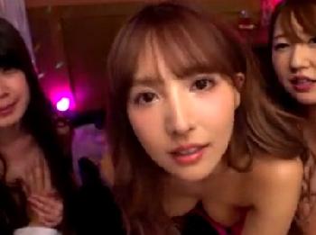 痴女2人に加えて三上悠亜ちゃんも乱入!!主観目線の騎乗位でハードピストン上げ!!