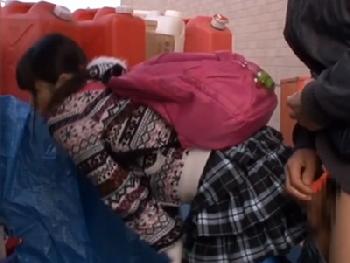 媚薬付きペニスをプチ込まれた童顔娘が意識朦朧の中野外強姦