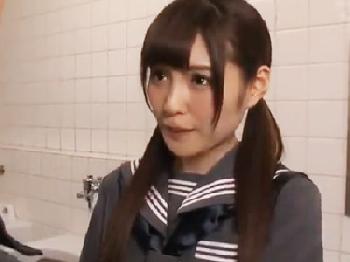 公衆便所でおじいさんを弄ぶ痴女女子校生