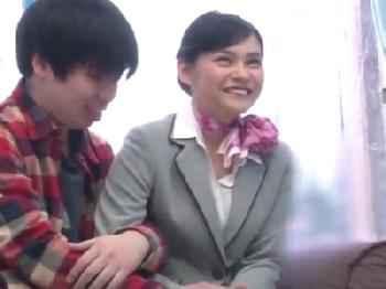 マジックミラー号でキャビンアテンダントが童貞のペニスを優しく筆おろし!!