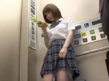 エレベーターに挟まれた女子校生が冷酷非道な男にバックから挿入され悶絶