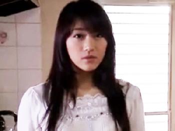 ストーカー男に目をつけられた清楚な美貌の人妻が自宅に押し入られ性的暴行膣内射精される